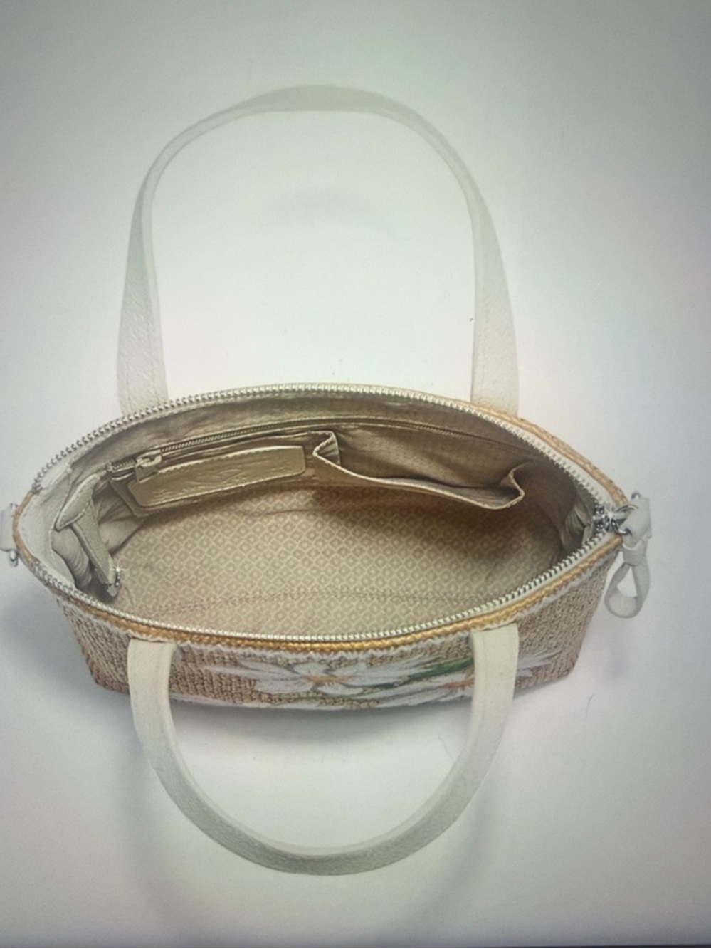 🌼🆕 Brighton Daisy Dee Tote with White Trim and Floral Accents - Picture 2 of 8